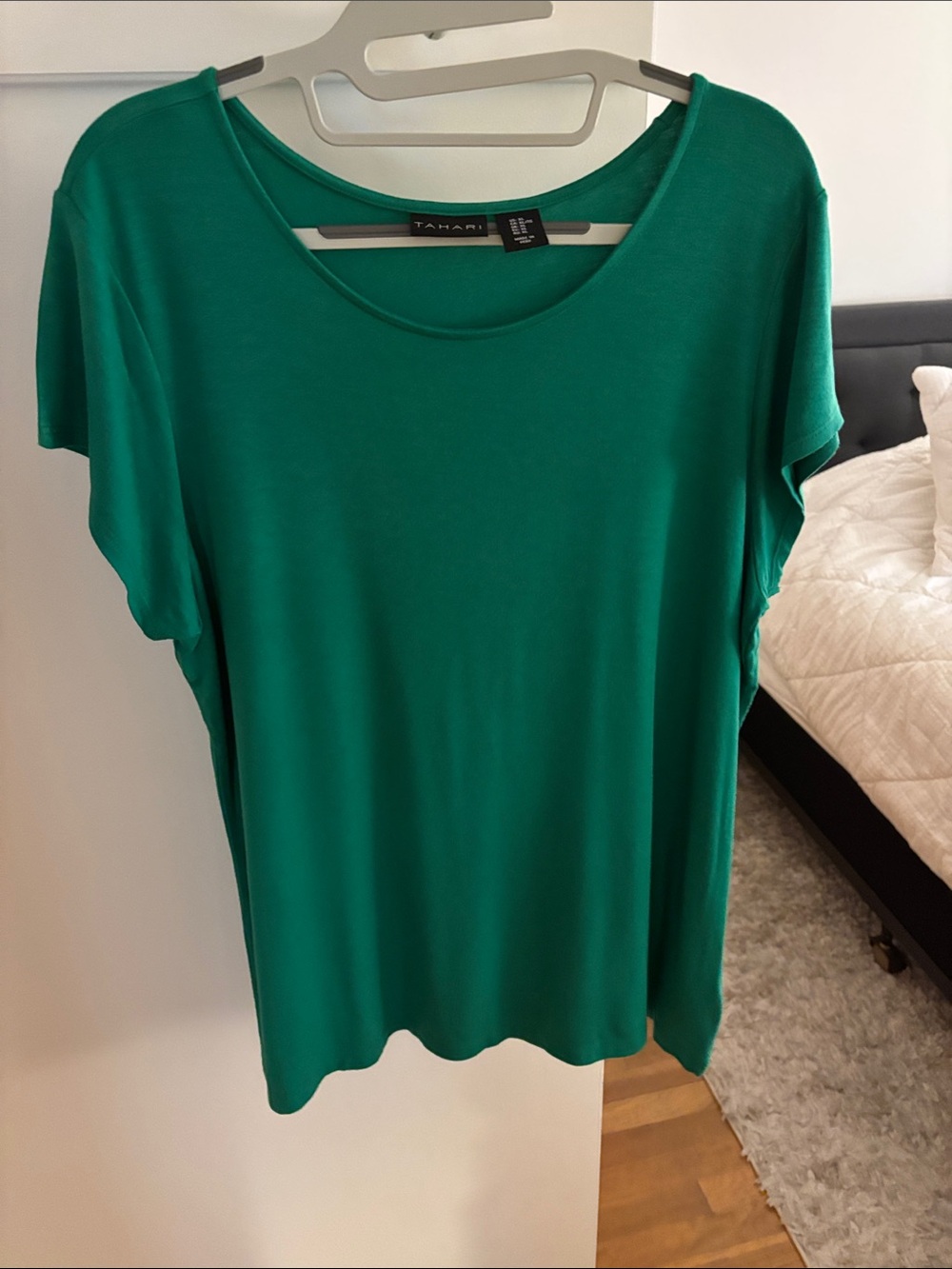 Tahari Emerald Green Short Sleeve Scoop Neck Tee